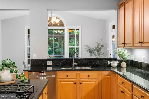 Kitchen - 21364 Scara Pl, Broadlands, VA 20148 photo 5 of 5