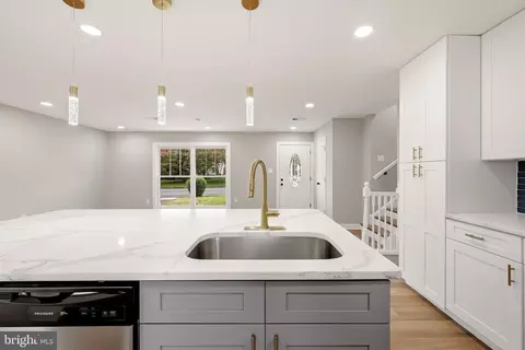 Entry Way - 1201 E Holly Ave, Sterling, VA 20164 photo 4 of 7