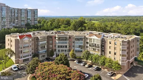 19350 Magnolia Grove Sq #208, Leesburg, VA 20176