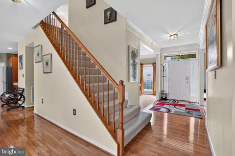 Entry Way - 21419 Ashburn Run Pl, Ashburn, VA 20147 photo 4 of 8