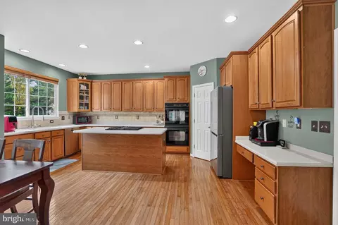 Kitchen - 21419 Ashburn Run Pl, Ashburn, VA 20147 photo 2 of 6