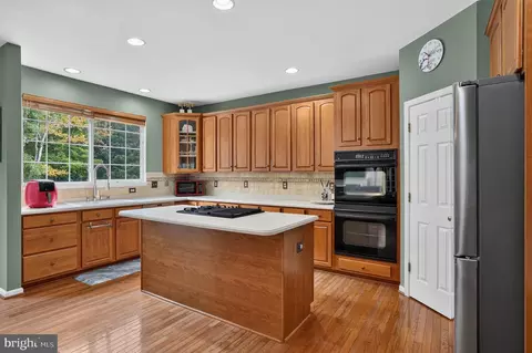 Kitchen - 21419 Ashburn Run Pl, Ashburn, VA 20147 photo 4 of 6