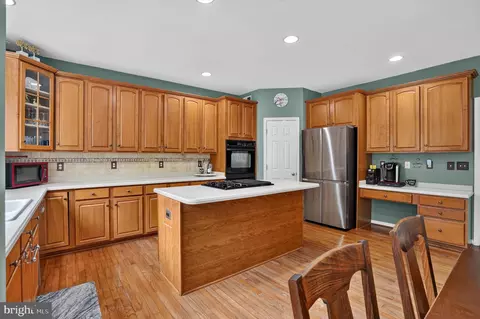 Kitchen - 21419 Ashburn Run Pl, Ashburn, VA 20147 photo 3 of 6