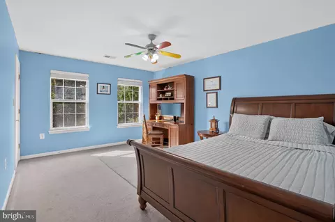 Bedroom - 21419 Ashburn Run Pl, Ashburn, VA 20147 photo 5 of 7