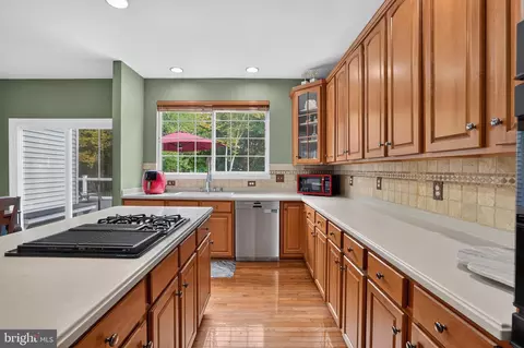 Kitchen - 21419 Ashburn Run Pl, Ashburn, VA 20147 photo 5 of 6