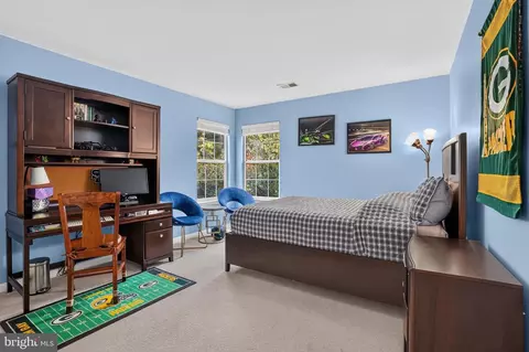 Bedroom - 21419 Ashburn Run Pl, Ashburn, VA 20147 photo 6 of 7