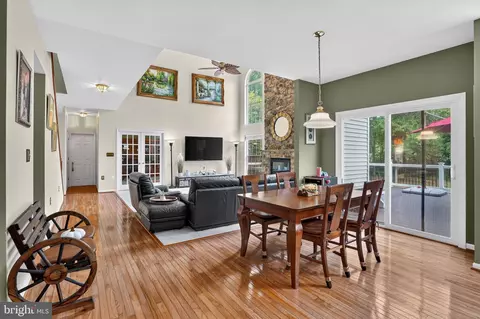 Dining - 21419 Ashburn Run Pl, Ashburn, VA 20147 photo 4 of 4