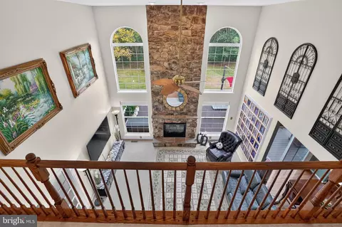 Entry Way - 21419 Ashburn Run Pl, Ashburn, VA 20147 photo 3 of 8