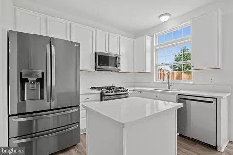 Kitchen - 20970 Killawog Ter, Ashburn, VA 20147 photo 3 of 3