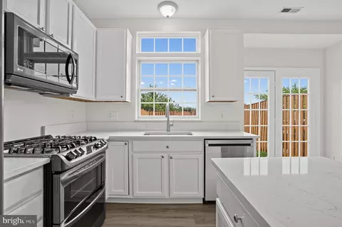 Kitchen - 20970 Killawog Ter, Ashburn, VA 20147 photo 2 of 3