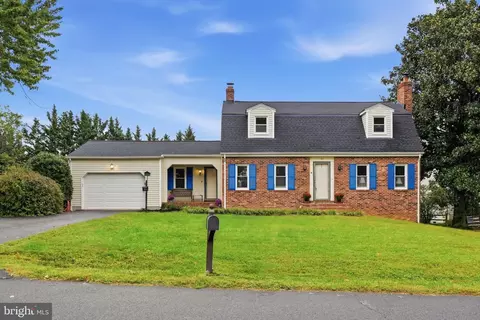 911 W Country Club Dr, Purcellville, VA 20132