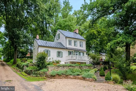 40108 Bond St, Waterford, VA 20197
