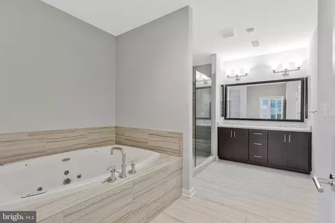 Bath - 42384 Soave Dr, Brambleton, VA 20148 photo 2 of 7