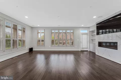 Living - 42384 Soave Dr, Brambleton, VA 20148 photo 4 of 7