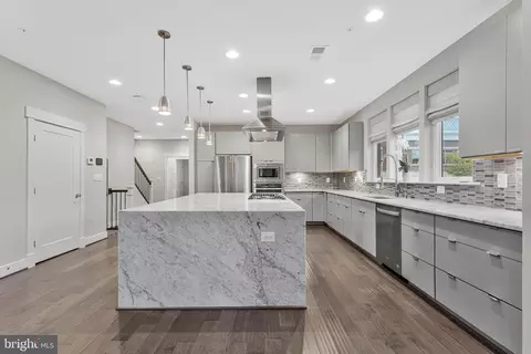 Kitchen - 42384 Soave Dr, Brambleton, VA 20148 photo 2 of 4