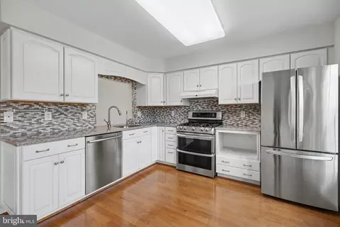 Kitchen - 21130 Winding Brook Sq, Ashburn, VA 20147 photo 3 of 9