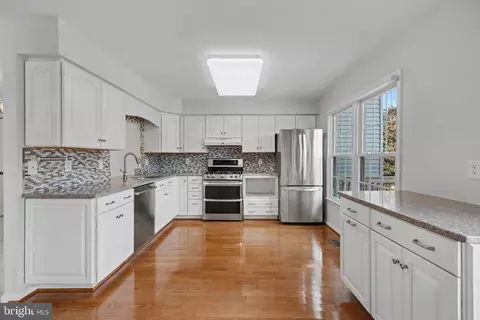 Kitchen - 21130 Winding Brook Sq, Ashburn, VA 20147 photo 4 of 9