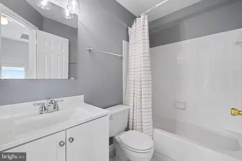 Bath - 21130 Winding Brook Sq, Ashburn, VA 20147 photo 2 of 5