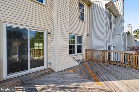 Exterior - 21130 Winding Brook Sq, Ashburn, VA 20147 photo 4 of 9