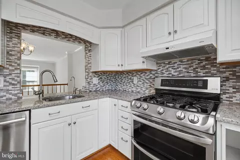 Kitchen - 21130 Winding Brook Sq, Ashburn, VA 20147 photo 7 of 9