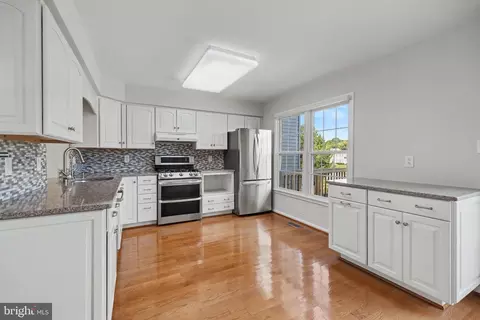 Kitchen - 21130 Winding Brook Sq, Ashburn, VA 20147 photo 2 of 9