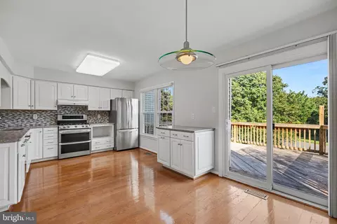 Kitchen - 21130 Winding Brook Sq, Ashburn, VA 20147 photo 8 of 9