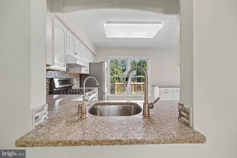 Kitchen - 21130 Winding Brook Sq, Ashburn, VA 20147 photo 1 of 9