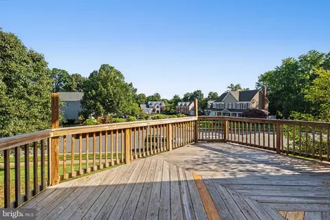 Exterior - 21130 Winding Brook Sq, Ashburn, VA 20147 photo 6 of 9