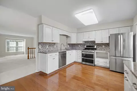 Kitchen - 21130 Winding Brook Sq, Ashburn, VA 20147 photo 5 of 9