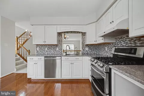 Kitchen - 21130 Winding Brook Sq, Ashburn, VA 20147 photo 6 of 9