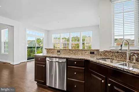 Kitchen - 26647 Foxwarren Way, Chantilly, VA 20152 photo 4 of 6