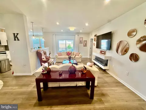 700 Mount Airy Ter NE #202, Leesburg, VA 20176