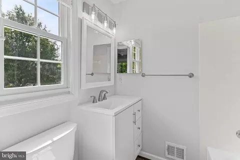 Bath - 115 Coffee Tree Ct, Sterling, VA 20164 photo 3 of 5
