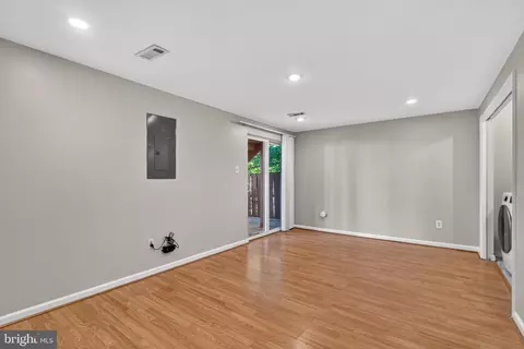 Living - 45577 Hutchens Sq, Sterling, VA 20166 photo 4 of 4