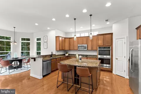Kitchen - 42755 Chatelain Cir, Brambleton, VA 20148 photo 6 of 7