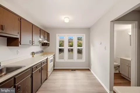 Entry Way - 1003 Salisbury Ct, Sterling, VA 20164 photo 2 of 4