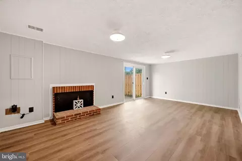 Living - 1003 Salisbury Ct, Sterling, VA 20164 photo 6 of 8