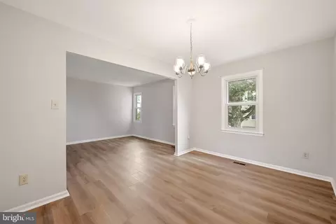 Living - 1003 Salisbury Ct, Sterling, VA 20164 photo 5 of 8