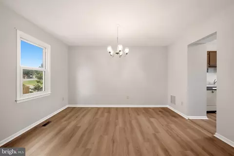 Living - 1003 Salisbury Ct, Sterling, VA 20164 photo 4 of 8
