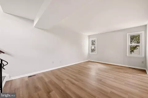 Living - 1003 Salisbury Ct, Sterling, VA 20164 photo 3 of 8