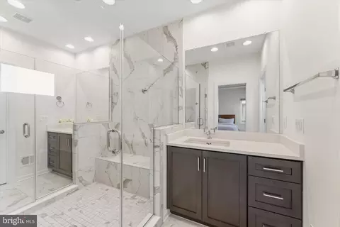 Bath - 20277 Oak Bluff Dr, Ashburn, VA 20147 photo 4 of 6