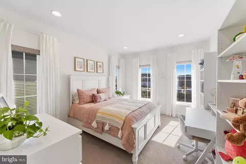 Bedroom - 20277 Oak Bluff Dr, Ashburn, VA 20147 photo 4 of 6