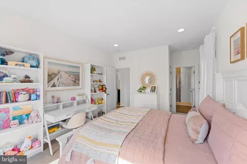 Bedroom - 20277 Oak Bluff Dr, Ashburn, VA 20147 photo 3 of 6