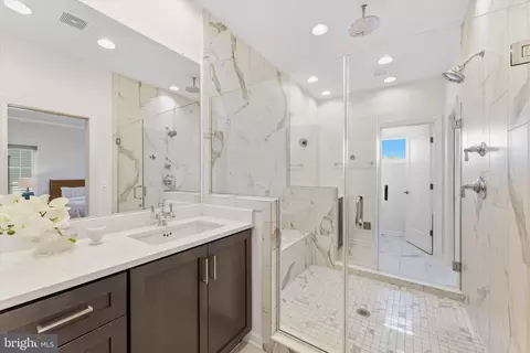 Bath - 20277 Oak Bluff Dr, Ashburn, VA 20147 photo 3 of 6