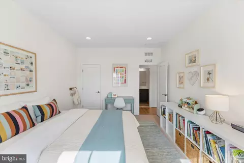 Bedroom - 20277 Oak Bluff Dr, Ashburn, VA 20147 photo 5 of 6
