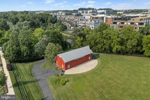 View/Area - 20277 Oak Bluff Dr, Ashburn, VA 20147 photo 4 of 7