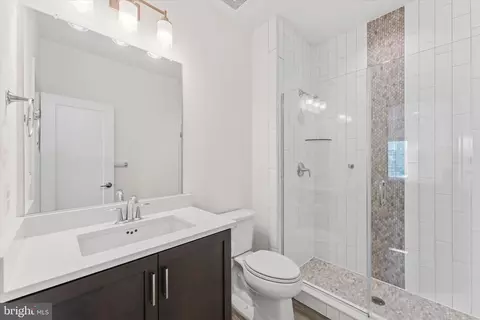 Bath - 20277 Oak Bluff Dr, Ashburn, VA 20147 photo 6 of 6