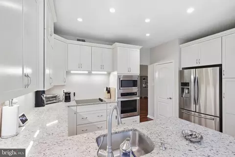 Kitchen - 20242 Ordinary Pl, Ashburn, VA 20147 photo 2 of 2