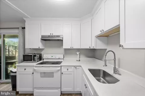 Kitchen - 312 E Cornell Dr E #167, Sterling, VA 20164 photo 2 of 2