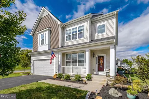35820 Peninsula Ct, Round Hill, VA 20141
